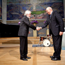 22. mai: Kong Harald overrekker Abelprisen til matematikeren Endre Szemerédi i Universitetets Aula  (Foto: Anette Karlsen / NTB scanpix)